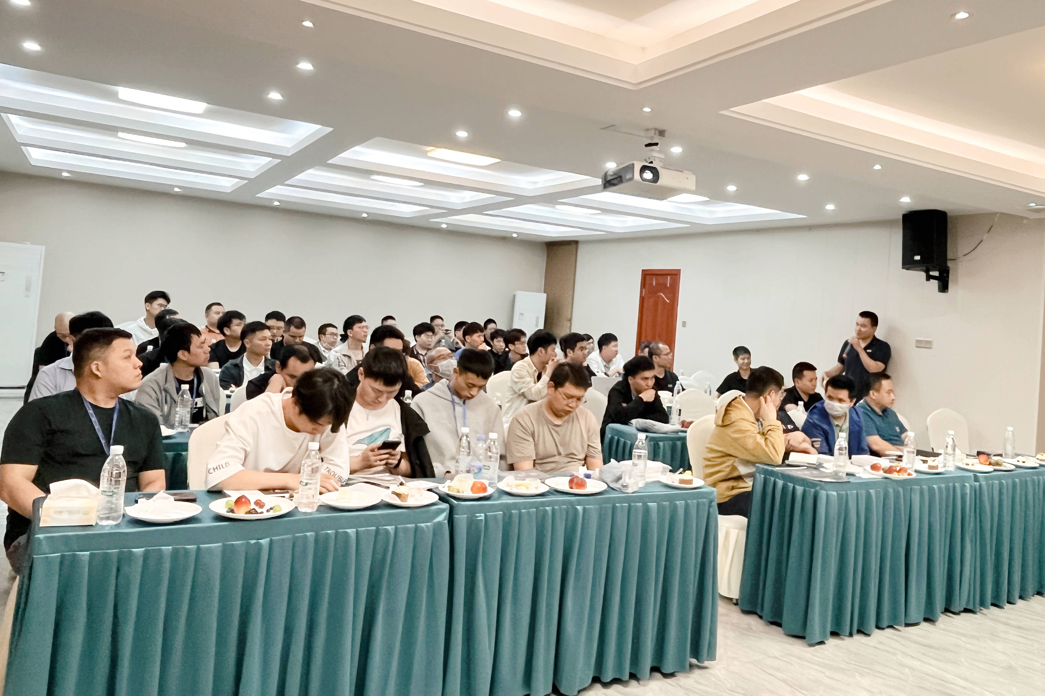 技術(shù)賦能智造未來——寧德長榮科愛普生機(jī)器人技術(shù)交流研討會(huì)圓滿舉行